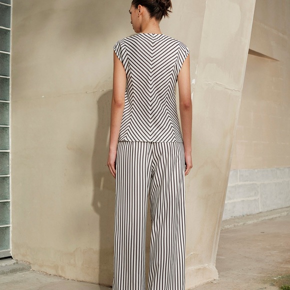 NWT Commense Striped Round-Neck Shirt in Medium. - Picture 4 of 15